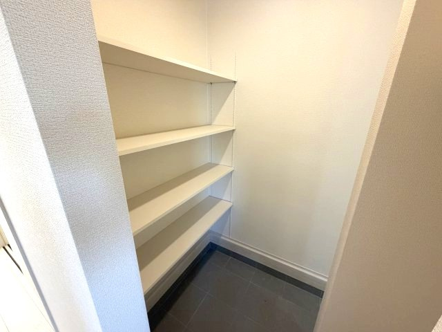 第1前橋市粕川町女渕　新築戸建　1号棟の収納|玄関にはシューズインクローク完備！可動棚付きで使い勝手が良いですよ！