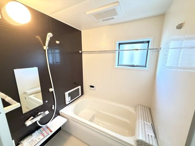 第1前橋市粕川町女渕　新築戸建　1号棟の浴室|１坪タイプのフルオートバスです！
足を延ばして入れる広さなので一日の疲れも癒されますよ♪
室内物干しや浴室乾燥機もあるのでお天気の悪い日にはランドリースペースとしてもご利用できます！