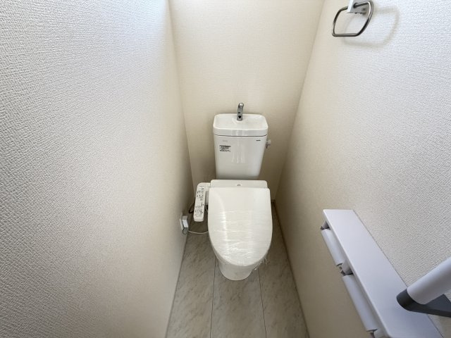 第1前橋市粕川町女渕　新築戸建　1号棟のトイレ|2階トイレです。清潔感のある白を基調としています。