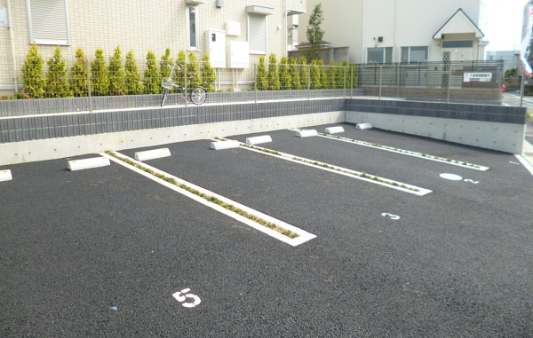 アリエスマンションの駐車場