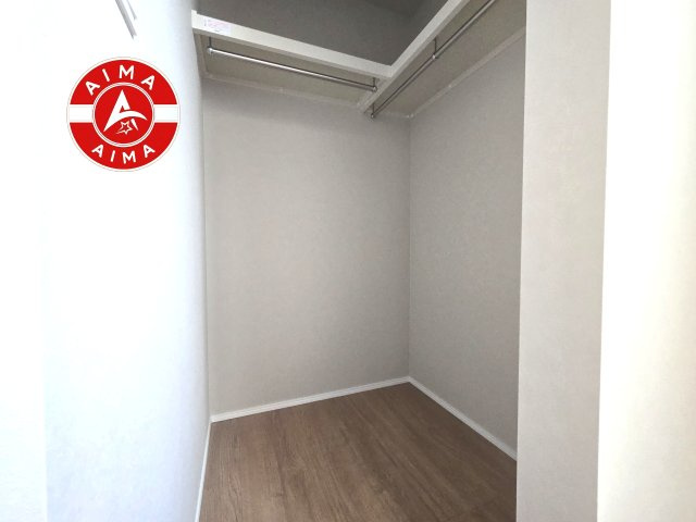 福津市西福間3丁目第1-4棟（2号棟）の内観：施工例|洋服や大きな荷物が多い方や人数の多いご家族などは、一般的なクローゼットよりもウォークインクローゼットのほうが使い勝手が良いです。