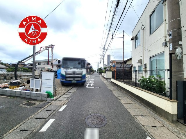 福津市西福間3丁目第1-4棟（2号棟）の前面道路含む現地写真|前面道路は閑静な住宅地をはしる車通りの少ない道路。お車の出し入れが苦手なママや小さなお子様にも安心ですね。しっかり舗装もされているので、ベビーカーや自転車で通っても快適に通行できます。前面道路です。