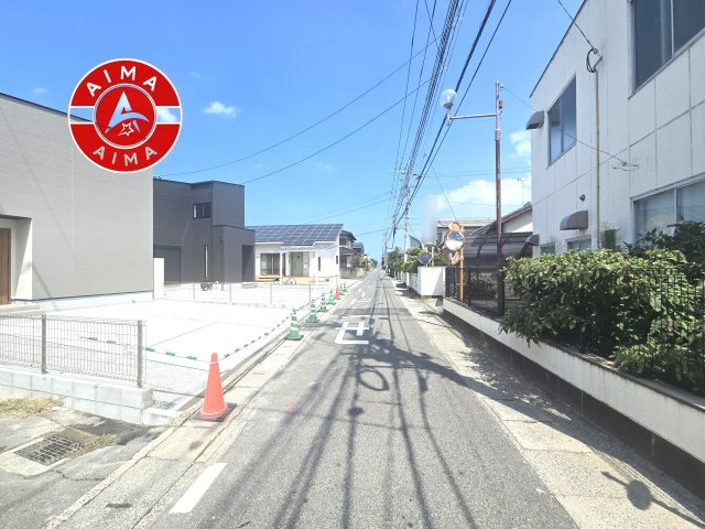 福津市西福間3丁目第1-4棟（2号棟）の前面道路含む現地写真|前面道路は閑静な住宅地をはしる車通りの少ない道路。お車の出し入れが苦手なママや小さなお子様にも安心ですね。しっかり舗装もされているので、ベビーカーや自転車で通っても快適に通行できます。前面道路です。