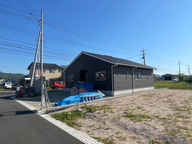 斐川町上庄原第1（1階建）3LDKの前面道路含む現地写真