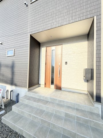 クレイドルガーデン藍住町富吉第1の玄関|明るい玄関です
