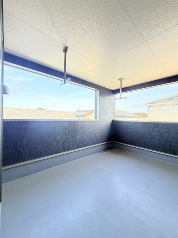 クレイドルガーデン藍住町富吉第1のバルコニー|外からの目が気にならないバルコニーで洗濯物が干せます