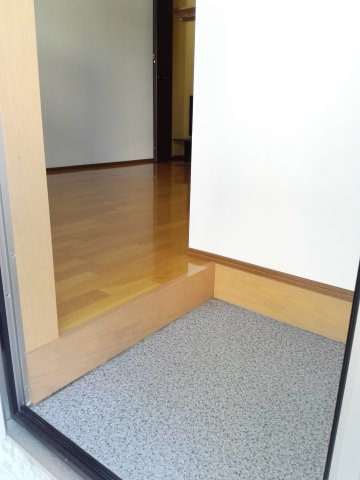 コーポラス手形の玄関|※反転間取　実際の色や建具は異なります