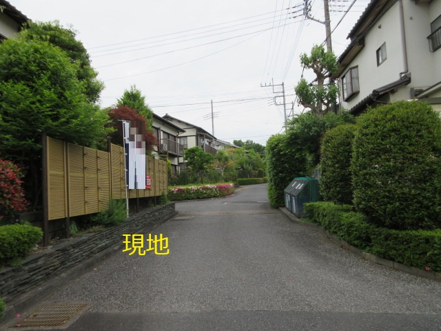 中古戸建　東松山市旗立台9-8（期間限定現況販売）の前面道路含む現地写真