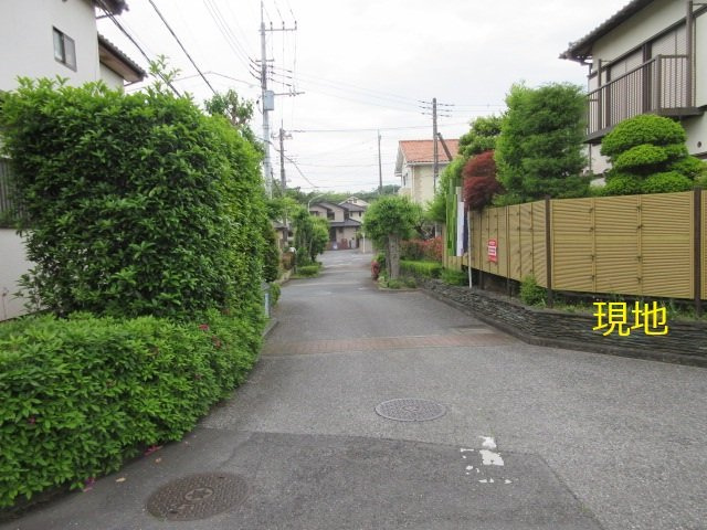 中古戸建　東松山市旗立台9-8（期間限定現況販売）の前面道路含む現地写真