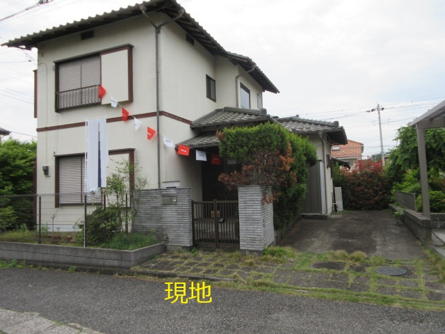 中古戸建　東松山市旗立台9-8（期間限定現況販売）の前面道路含む現地写真