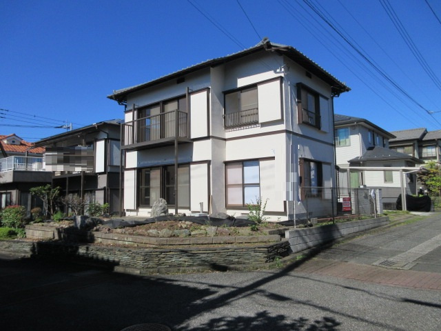 中古戸建　東松山市旗立台9-8（リフォーム住宅）の前面道路含む現地写真