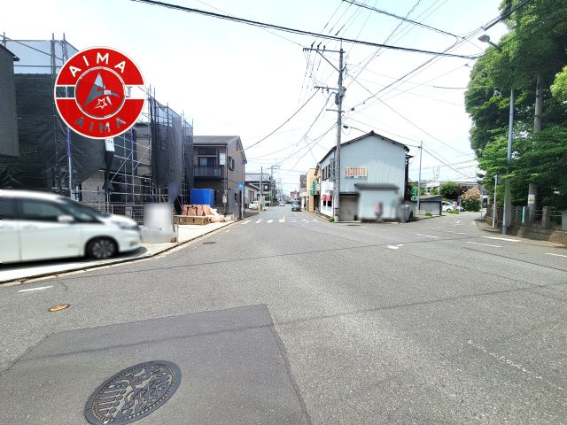 福岡市南樹警弥郷3丁目第2-2棟（1号棟）の前面道路含む現地写真|前面道路は閑静な住宅地をはしる車通りの少ない道路。お車の出し入れが苦手なママや小さなお子様にも安心ですね。しっかり舗装もされているので、ベビーカーや自転車で通っても快適に通行できます。前面道路です。