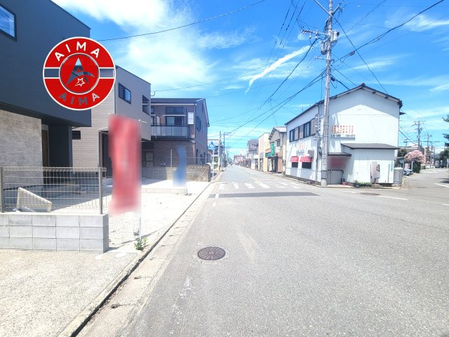 福岡市南区警弥郷3丁目第2-2棟（1号棟）の前面道路含む現地写真|前面道路は閑静な住宅地をはしる車通りの少ない道路。お車の出し入れが苦手なママや小さなお子様にも安心ですね。しっかり舗装もされているので、ベビーカーや自転車で通っても快適に通行できます。