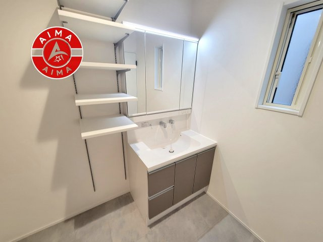 福岡市南区警弥郷3丁目第2-2棟（2号棟）の独立洗面台|毎日使うものだから清潔な空間を保ちたい水回り。洗面にはそんな願いを解消させてくれる収納アイデアが満載です。三面鏡の裏側にはキャビネットが現れ小物から背の高い物まで収納できます。