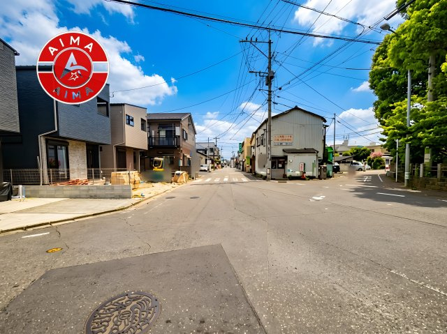 福岡市南区警弥郷3丁目第2-2棟（2号棟）の前面道路含む現地写真|前面道路は閑静な住宅地をはしる車通りの少ない道路。お車の出し入れが苦手なママや小さなお子様にも安心ですね。しっかり舗装もされているので、ベビーカーや自転車で通っても快適に通行できます。前面道路です。