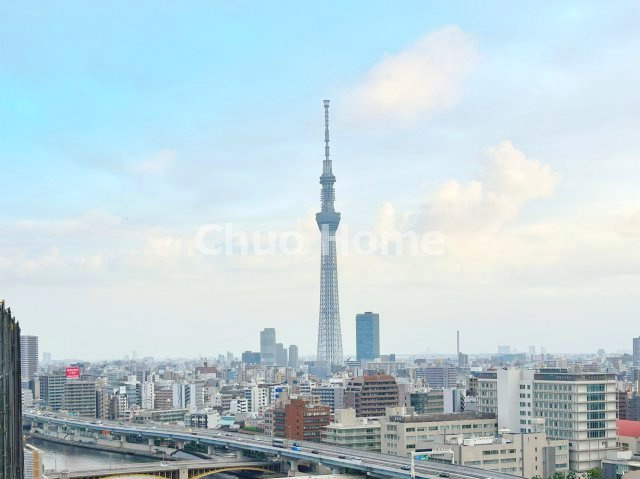 ザ・パークハウス浅草橋タワーレジデンスの展望|手を伸ばせば、ふれることが出来そうな環境が、そのままインテリアになったような印象です。その豊かな眺望にふさわしい空間には、通風・採光にも優れ、心地よい光と風があふれています