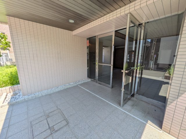 ハピネス飯田7号館のエントランス