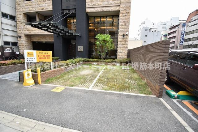 カスタリア堺筋本町の駐車場
