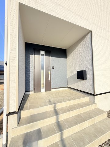 クレイドルガーデン藍住町富吉第1の玄関|明るい玄関です