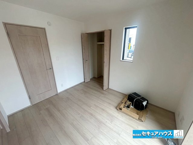 【本日ご案内可能】刈谷市松坂町2丁目　全1棟の洋室|【洋室5.25帖】
◆リビングに続く洋室はお子様の遊び場として利用したり、来客時には扉を閉めて客間として利用することもできる便利なお部屋です。
◆将来は階段の上り下りが不要なお部屋として役立ちます。　