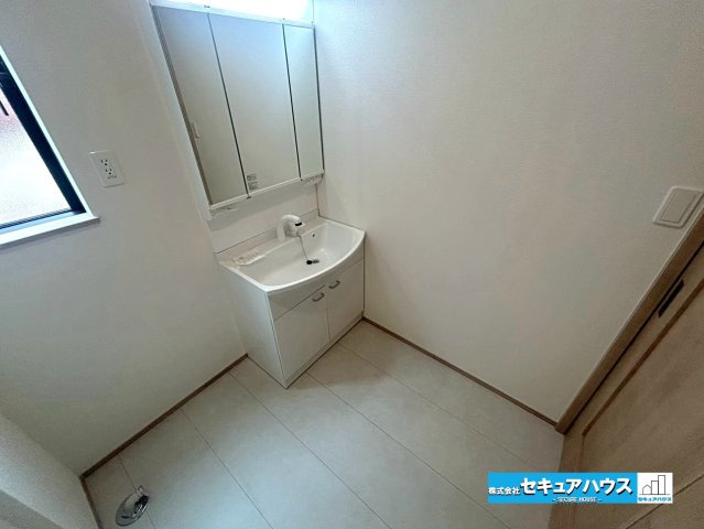 【本日ご案内可能】刈谷市松坂町2丁目　全1棟の独立洗面台|【洗面台】
◆鏡の裏にはたっぷりと収納スペースを標準装備！
◆電源を付属しているのでドライヤーなど利用できます。
◆洗面台下の収納スペースには洗剤やシャンプーなどのストックをしまうことができます。　　