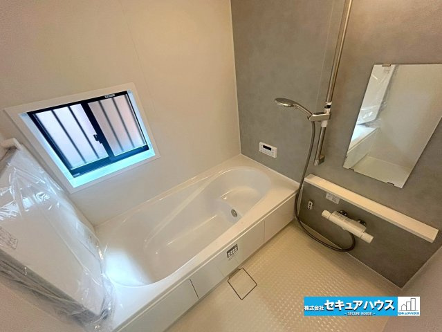 【本日ご案内可能】刈谷市松坂町2丁目　全1棟の浴室|【浴室】
◆アクセントパネルで落ち着きのある雰囲気を演出します。毎日の疲れを癒やすバスタイムをお楽しみ下さい！
◆窓付きで、カビの繁殖を抑える効果があります。
◆追い炊き機能を備えたオートバスです。　