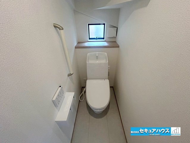 【本日ご案内可能】刈谷市松坂町2丁目　全1棟のトイレ|【高機能トイレ】
◆高機能トイレの多くは便器のフタの開閉が自動であり、使用後に手動で水を流す面倒もなく非常に便利です。スタイリッシュな見た目で、お掃除しやすく、節水効果が高いです。　　　　　　　　　　