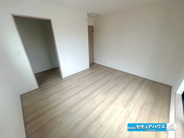【本日ご案内可能】刈谷市松坂町2丁目　全1棟の洋室|【洋室7.25帖】
◆広々とした居住空間は日々の暮らしを彩り、心のやすらぎと満足感を与えてくれます。通風と採光を考慮した設計は子供たちはのびのび育ち、家族でくつろぎと団らんを生み出します。　　　　　　