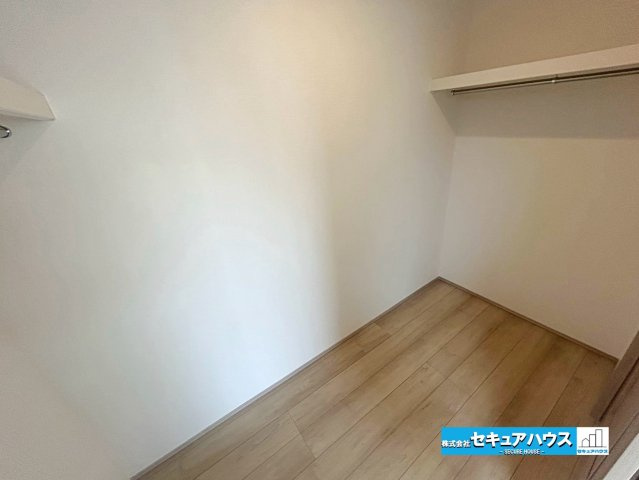 【本日ご案内可能】刈谷市松坂町2丁目　全1棟の収納|【洋室7.25帖のウォークインクローゼット】
◆主寝室には広々としたウォークインクローゼットがございます。お洋服はもちろん、キャリーバッグやゴルフバッグなどの大きな荷物も収納できる便利なスペースです。