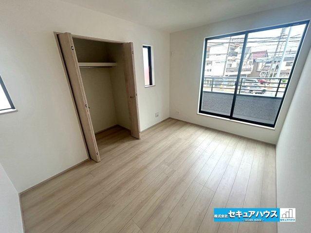 【本日ご案内可能】刈谷市松坂町2丁目　全1棟の洋室|【洋室6帖】
◆家族一人ひとりの大切なプライベート空間。趣味に合わせて使って頂けるようシンプルに仕上げてあります。暮らし心地を大きく左右する収納を、適材適所に配置し使い勝手を考慮しました。　　　　　　