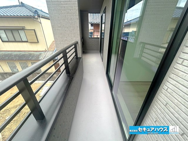 【本日ご案内可能】刈谷市松坂町2丁目　全1棟のバルコニー|【バルコニー】
◆見晴らしもよく、太陽の温かな温もりをめいっぱい受け止めてくれます。
太陽の光と爽やかな風を受けたお洗濯物はあっという間に乾き、取りこむ時には太陽の匂いを感じられそうですね。　　　　　