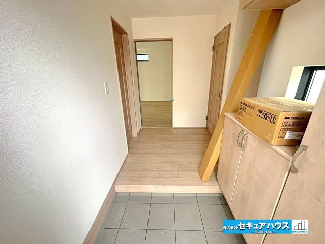 【本日ご案内可能】刈谷市松坂町2丁目　全1棟の玄関|【玄関】
◆お家に出会う人々を迎える玄関だからこそ、広々清潔感あふれる空間にしたいものです。採光・通風にも配慮された設計で毎日明るい空間をキープします♪
◆ダブルロックキーで防犯面も安心です♪　　　　
