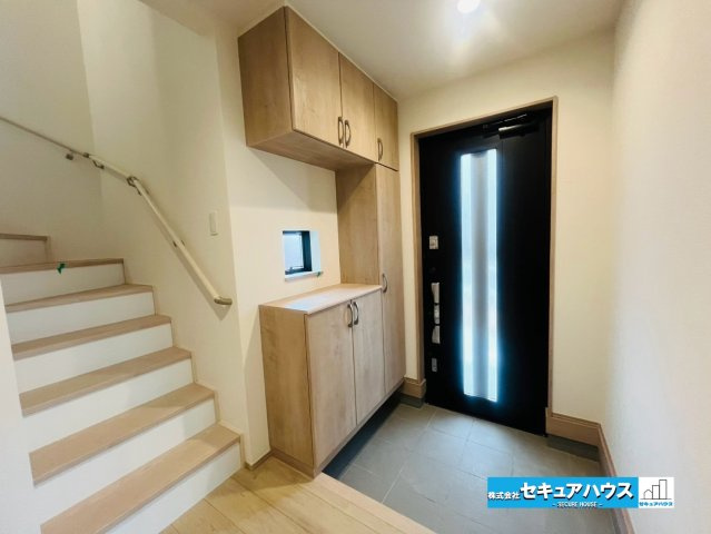 【本日ご案内可能】刈谷市松坂町2丁目　全1棟の玄関|【玄関】
◆お家に出会う人々を迎える玄関だからこそ、広々清潔感あふれる空間にしたいものです。採光・通風にも配慮された設計で毎日明るい空間をキープします♪
◆ダブルロックキーで防犯面も安心です♪　　　　