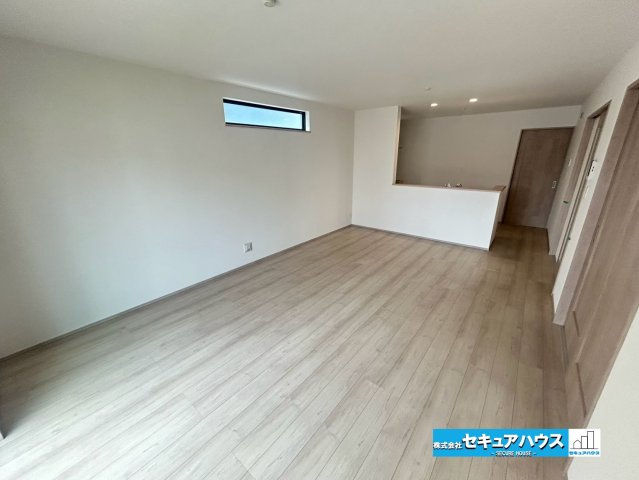 【本日ご案内可能】刈谷市松坂町2丁目　全1棟の居間・リビング|【LDK17帖】
◆通学から帰宅し、リビングルームで会話を楽しむ子ども達。リビングから臨む景色は太陽色に染まり、解放感溢れゆったりとしたひと時を過ごすことが出来る素敵な空間です。　　　　　　　　　　　