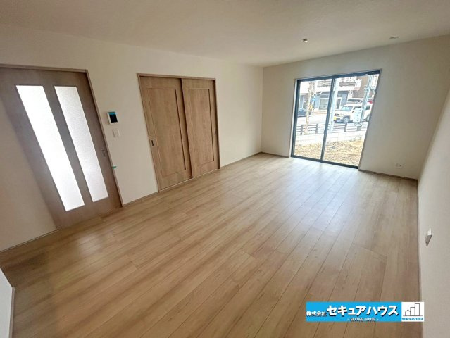 【本日ご案内可能】刈谷市松坂町2丁目　全1棟の居間・リビング|【LDK17帖　別角度】
◆日当たりが良く温かい広々リビングは家族の団らんスペースになります。
◆リビングに続く洋室の扉を開ければ開放感が増し、お子様の遊び場としても利用可能です。　　　　　　　　　　