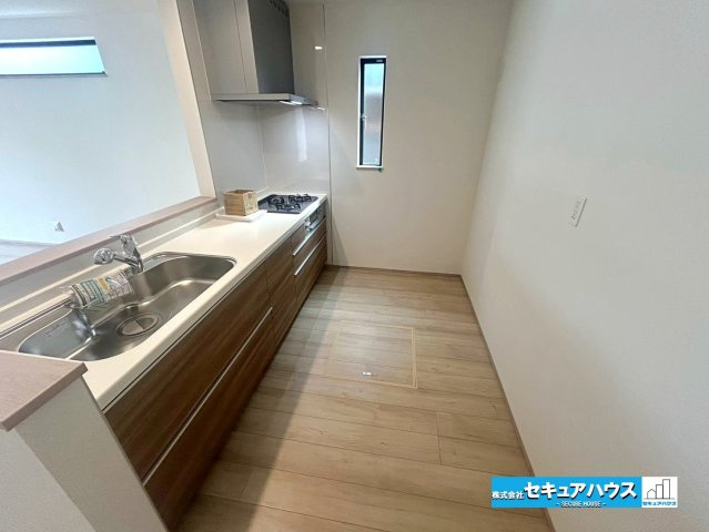 【本日ご案内可能】刈谷市松坂町2丁目　全1棟のキッチン|【キッチン】
◆広々としたキッチンスペースのため家族で並んで料理できます。
◆キッチンの窓は熱気や匂いを逃がす役割があります。
◆床下収納には飲み物や調味料のストックをしまうことができます。　　　　　