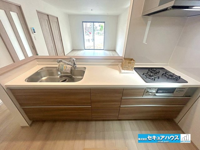【本日ご案内可能】刈谷市松坂町2丁目　全1棟のキッチン|【キッチン】
◆同時にたくさんの料理が調理できる3口コンロ。「焼く・蒸す・煮る」の工程を同時進行で進めることができるので、料理を素早く作ることができます。育児でバタバタ忙しいママに嬉しい♪　　　　　　