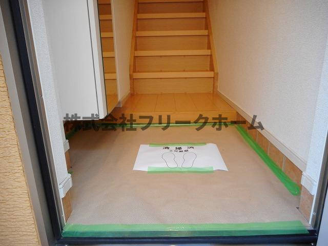 三鷹市上連雀８丁目のアパートの玄関