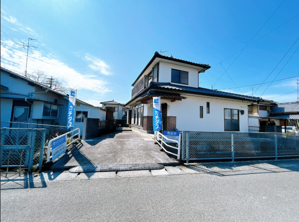 八代市豊原中町中古戸建の前面道路含む現地写真