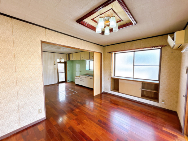 八代市豊原中町中古戸建の居間・リビング