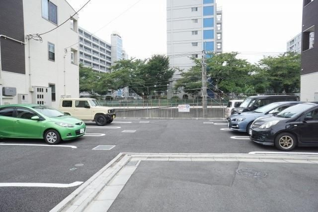 ラルーチェⅡの駐車場