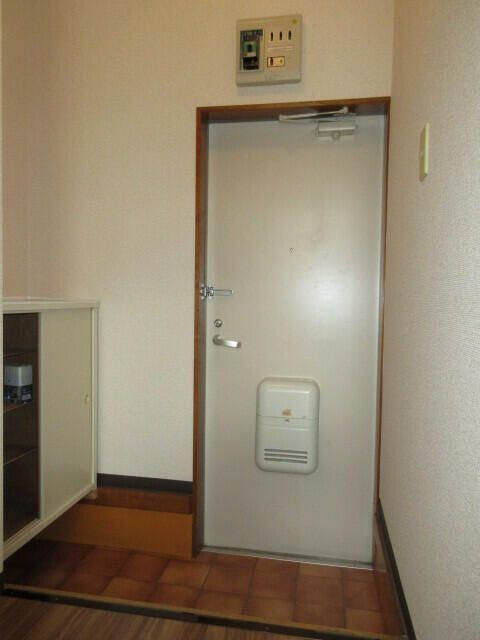 ハイツサンマリーナの玄関