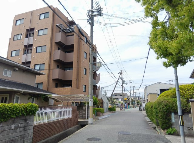 ロイヤル甲東園の外観|東側前面道路