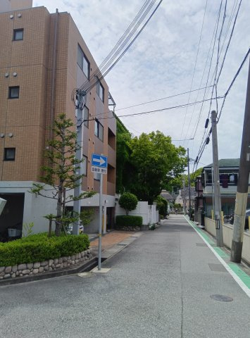 ロイヤル甲東園の外観|北側前面道路