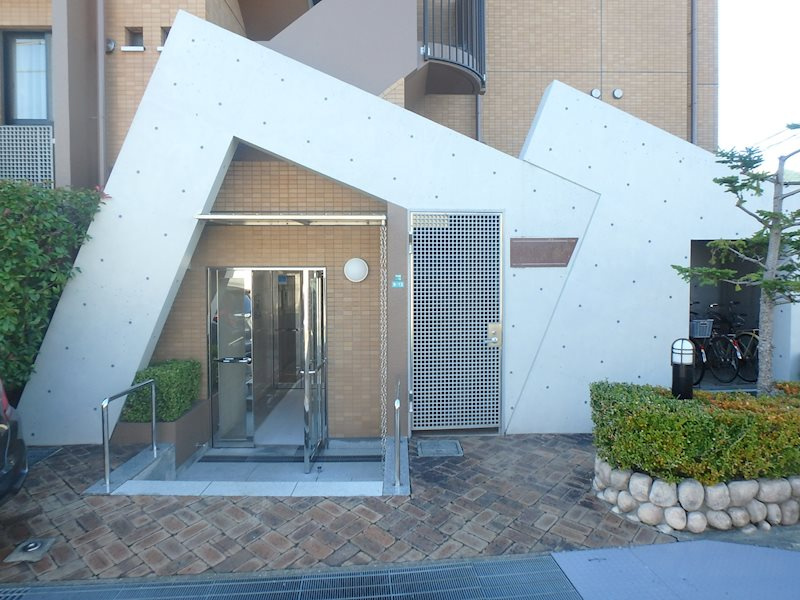 ロイヤル甲東園のエントランス
