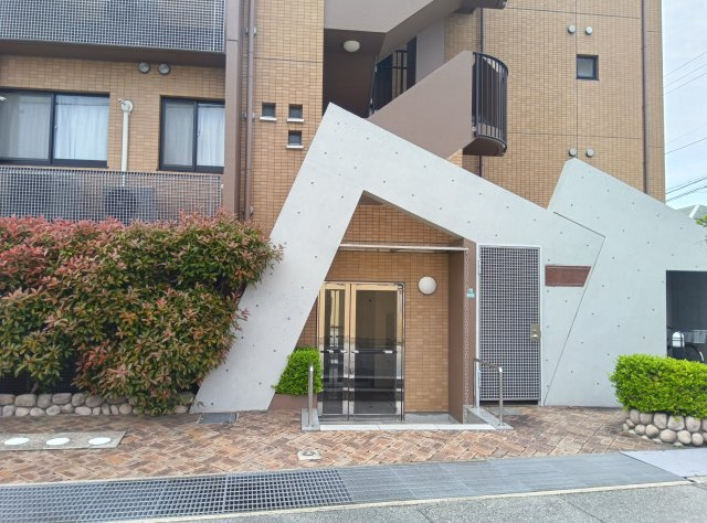 ロイヤル甲東園のエントランス
