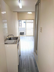 玄関から見た室内