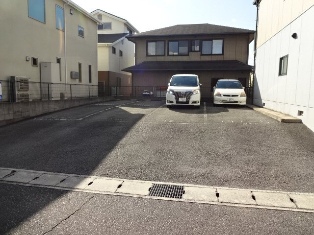 フォーレス御立東の駐車場