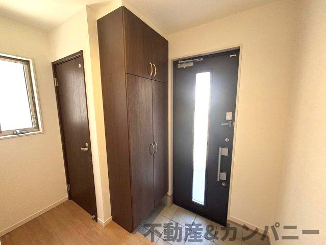 西垣生町の中古のおうち　松山市西垣生町中古戸建の玄関|玄関収納です