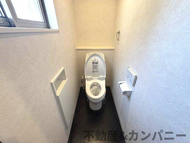 西垣生町の中古のおうち　松山市西垣生町中古戸建のトイレ|落ち着いた色調のトイレです